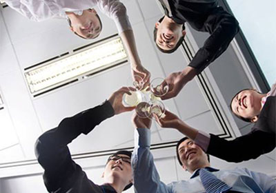 倒酒的禮儀你知道多少？來，長點(diǎn)學(xué)問！