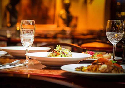 春節(jié)上酒桌，你會喝瀘州白酒卻不會倒酒？