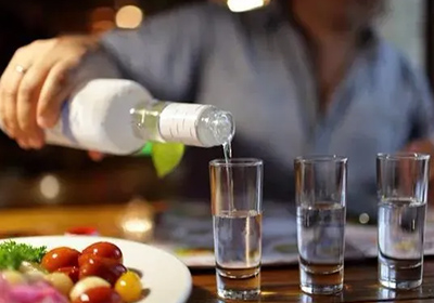 瀘州酒廠家告訴你：夏季適合喝什么酒？