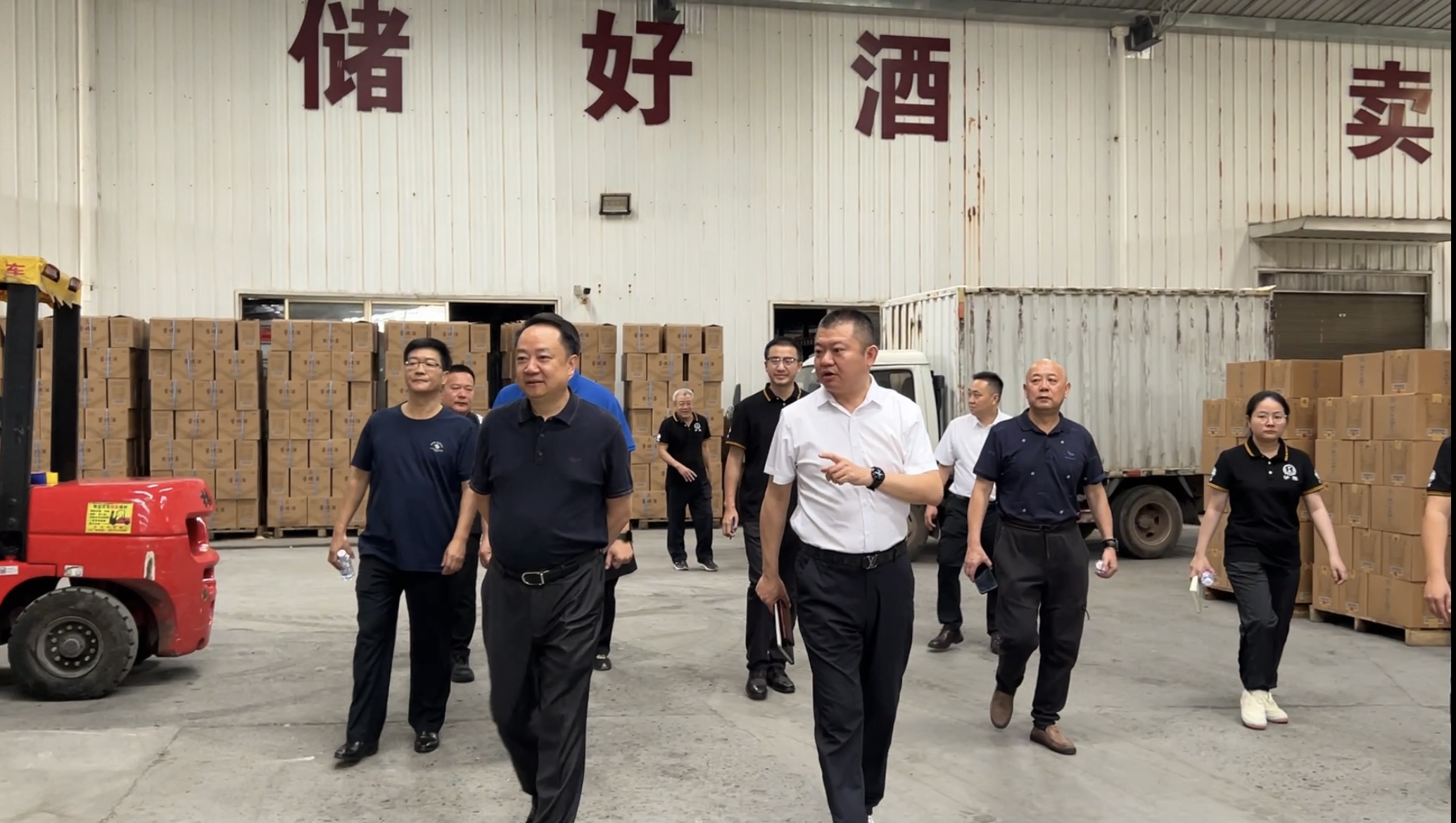 熱烈歡迎四川省酒業(yè)集團(tuán)曹勇黨委書(shū)記、董事長(zhǎng)曹勇率隊(duì)蒞臨瀘旗調(diào)研指導(dǎo)
